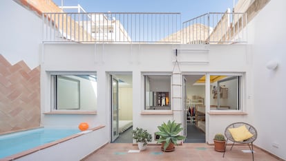 El patio, con ladrillos de barro en el suelo y una de las paredes, es el centro neurálgico de la vivienda.