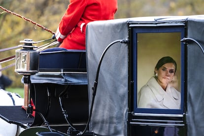 La reina Letizia, en el interior del carruaje que les traslada hasta el Palacio de Amalienborg en Copenhague. 
