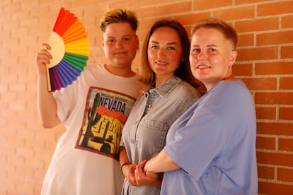 Mariana Motienko junto a su familia cerca de su casa, en Alicante.