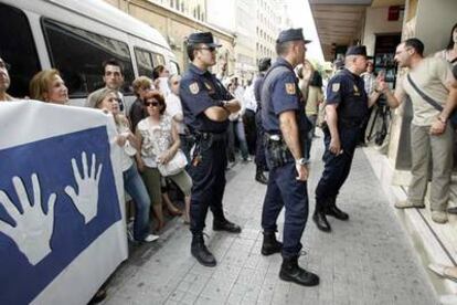 Alrededor de 50 personas pertenecientes al colectivo Libertad Ya se concentraron ayer por la tarde a las puertas de los cines Carlos III de Pamplona para protestar por la presencia en la ciudad de Arnaldo Otegi y Martin Mcguiness, un negociador del Sinn Fein, que participaban en una conferencia sobre el proceso de paz en Irlanda.