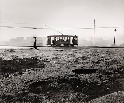 Tranvía en el paseo de Extremadura. 1959. Copia realizada en el estudio de Juan Manuel Castro Prieto, año 2006.