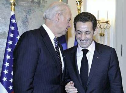 El vicepresidente estadounidense Biden conversa con Sarkozy en el segundo día de la conferencia de seguridad en Múnich.