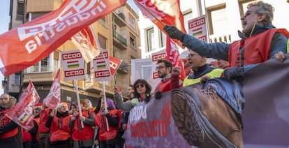 Trabajadores de la industria del calzado, concentrados este jueves en Arnedo (La Rioja)