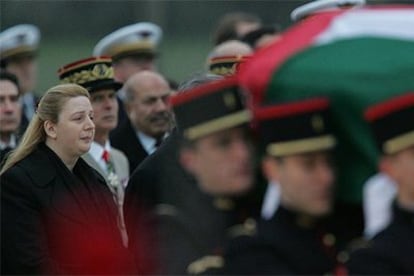 Suha Arafat mira el féretro de su esposo, transportado por la guardia de honor francesa en la base de Villacoblay.