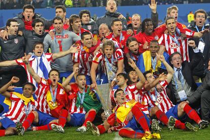 Los jugadores atléticos reciben la copa que les proclama campeones de la primera Liga Europa.