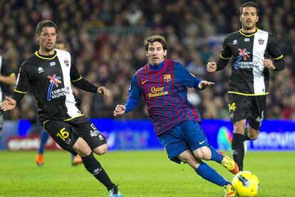 Del Horno y Xavi Torres, defensores del levante, persiguen a Messi.