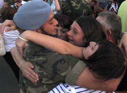 Un soldado se abraza a su familia, a su llegada a Almería