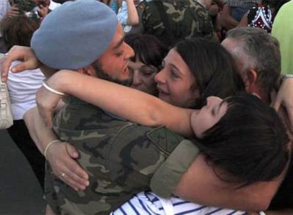Un soldado se abraza a su familia, a su llegada a Almería