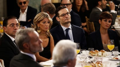 De izquierda a derecha, al fondo, José Manuel Albares, ministro de Exteriores; Yolanda Díaz, vicepresidenta segunda del Gobierno; Joseph Oughourlian, presidente de PRISA, e Isabel Rodríguez, portavoz del Gobierno.