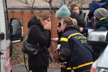 Una mujer llora tras acercarse al lugar donde se estrello el helicóptero. Las razones del incidente tardarán semanas en esclarecerse, según ha apuntado el portavoz de las Fuerzas Aéreas ucranias, Yuri Ihnat: “Es demasiado temprano para hablar de las causas. Hay múltiples factores que pueden provocar esta catástrofe. Los accidentes aéreos necesitan tiempo para ser investigados”.