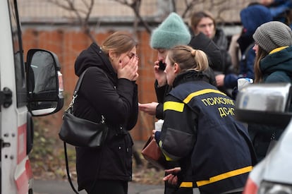 Una mujer llora tras acercarse al lugar donde se estrello el helicóptero. Las razones del incidente tardarán semanas en esclarecerse, según ha apuntado el portavoz de las Fuerzas Aéreas ucranias, Yuri Ihnat: “Es demasiado temprano para hablar de las causas. Hay múltiples factores que pueden provocar esta catástrofe. Los accidentes aéreos necesitan tiempo para ser investigados”. 