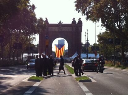 Una bandera independentista colgando en el Arco de Triunfo de Barcelona