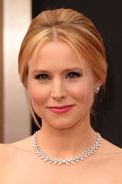 Recogido y labios rosados con maquillaje natural para Kristen Bell.