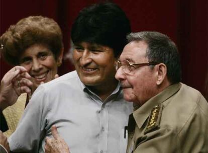 Raúl castro recibe al presidente boliviano, Evo Morales, durante la celebración del acto "Memoria y Futuro: Cuba y Fidel", que ha organizado la Fundación Guayasamín en homenaje al 80 cumpleaños de Castro en La Habana.