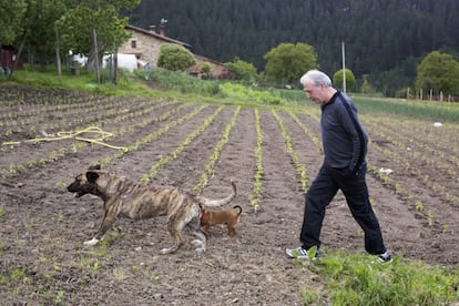 El cocinero vasco pasea con sus perros por su huerta, de donde salen productos para su restaurante.