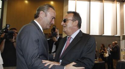 El jefe del Consell, Alberto Fabra, saluda al expresidente de la Diputación de Castellón, Carlos Fabra.
