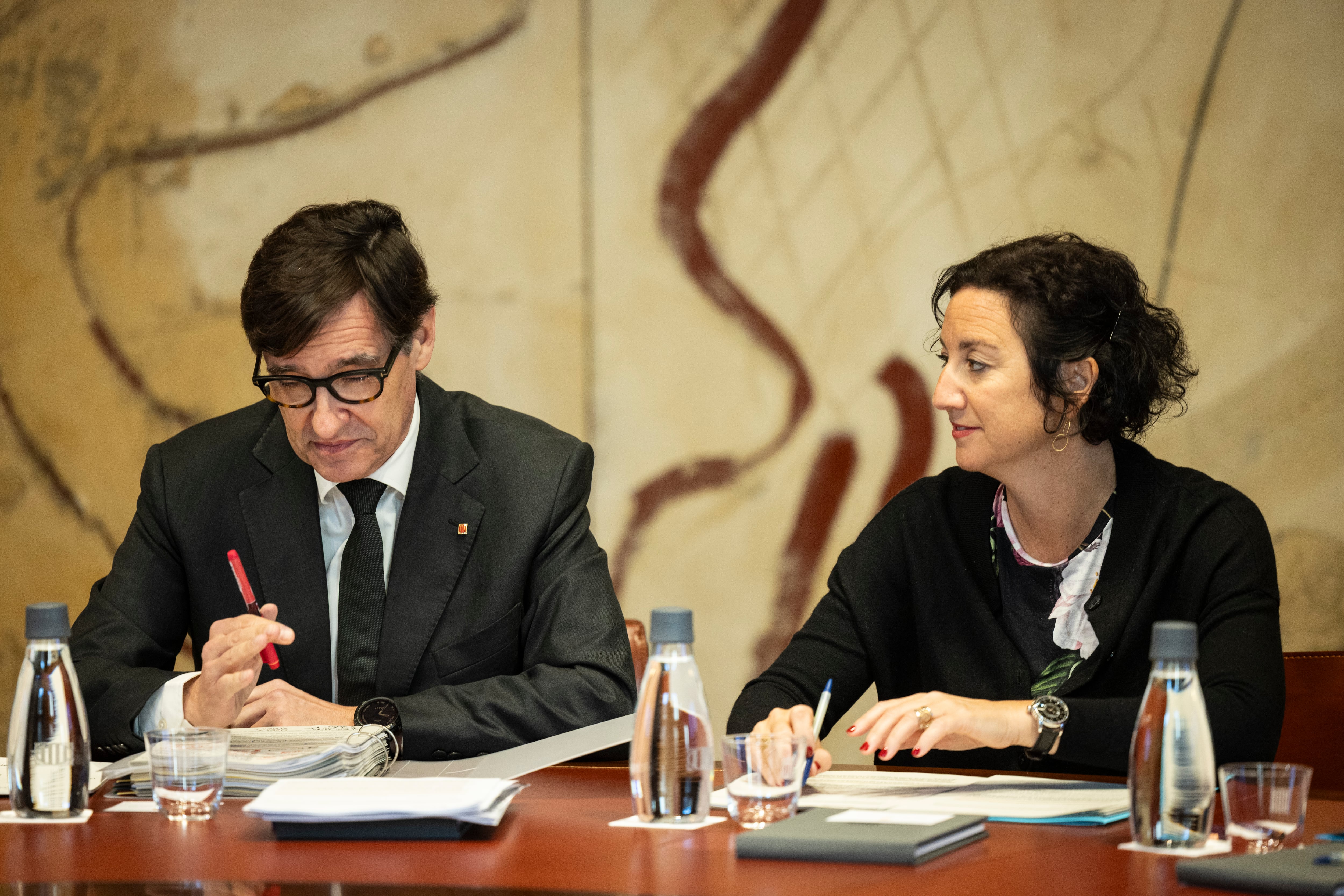 El presidente de la Generalitat, Salvador Illa, con la consejera de Economia, Alícia Romero, en un Consell Executiu.