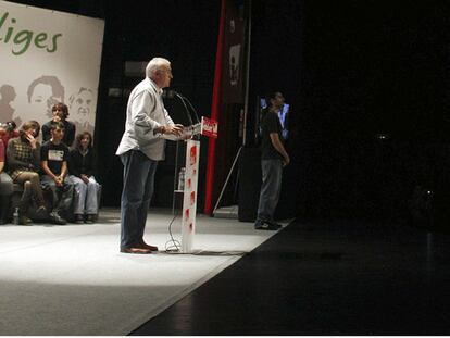 El coordinador de Izquierda Unida, Cayo Lara, en un mitin en el Centro Cívico de La Serna en Fuenlabrada (Madrid).