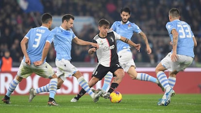 Dybala maniobra ante Luis Alberto, con barba.