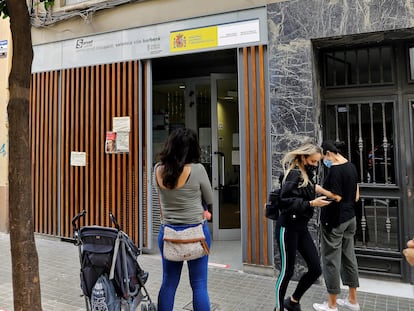 Varias personas hacen cola a las puertas de una oficina del Servicio Valenciano de Empleo y Formación (Servef).