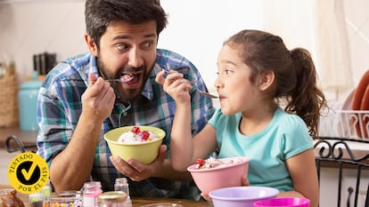 Un padre y una hija comiendo helado.