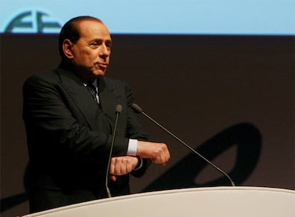 Berlusconi cruza las manos simulando ser esposado durante un discurso sobre justicia el pasado mes de junio.