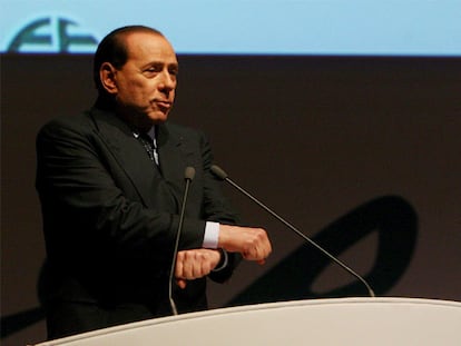 Berlusconi cruza las manos simulando ser esposado durante un discurso sobre justicia el pasado mes de junio.