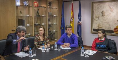 Miguel Cardenal, presidente del CSD, la directora general Ana Muñoz, el presidente de la Asociación de Deportistas Españoles, Cayetano Martínez de Irujo y la campeona del mundo de bádminton, Carolina Marín, durante la reunión. 