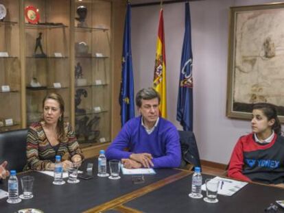 Miguel Cardenal, presidente del CSD, la directora general Ana Muñoz, el presidente de la Asociación de Deportistas Españoles, Cayetano Martínez de Irujo y la campeona del mundo de bádminton, Carolina Marín, durante la reunión. 