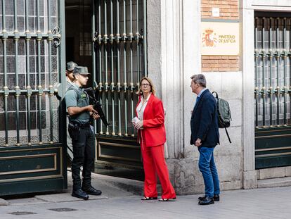 La portavoz de la UPF, Inés Herreros, y el portavoz de Juezas y Jueces para la Democracia, Edmundo Rodríguez, a su llegada a la reunión dela mesa de retribuciones en el Ministerio de Justicia.