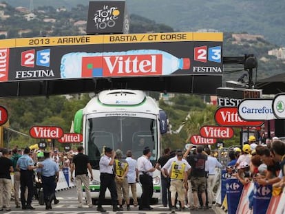 El autobús del equipo Orica-Greenedge. atascado en meta.