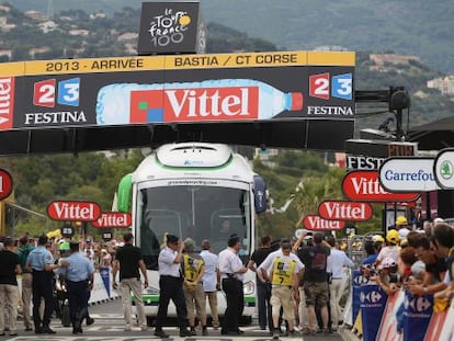 El autob&uacute;s del equipo Orica-Greenedge. atascado en meta. 