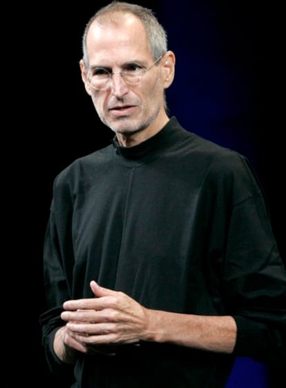 Steve Jobs vuelve a la actividad pública tras su trasplante de hígado.