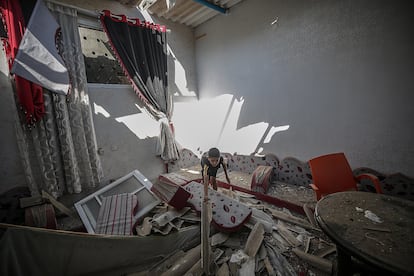 Un niño palestino camina entre escombros de su casa familiar, destruida tras el bombardeo israelí en el campo de refugiados de Jabaliya, al norte de la franja de Gaza