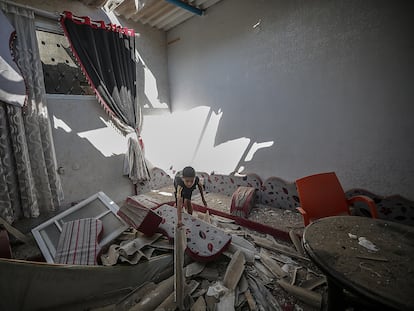 Un niño palestino camina entre escombros de su casa familiar, destruida tras el bombardeo israelí en el campo de refugiados de Jabaliya, al norte de la franja de Gaza.