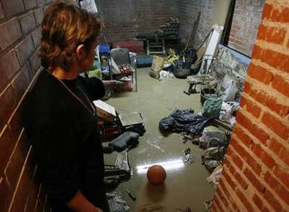 Una vecina de Coslada muestra cómo quedó una parte de su vivienda tras las últimas lluvias.