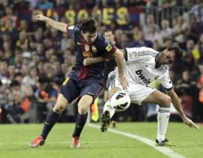 El jugador argentino Leo Messi (i) lucha por el balón con Alvaro Arbeloa (d) del Real Madrid. EFE/Archivo