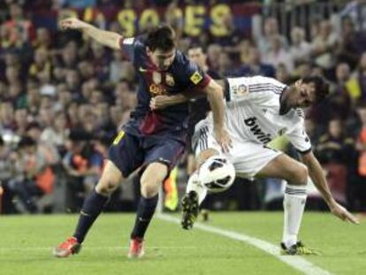 El jugador argentino Leo Messi (i) lucha por el balón con Alvaro Arbeloa (d) del Real Madrid. EFE/Archivo