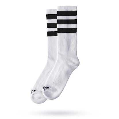 American Socks es una marca de calcetines confeccionados en Barcelona con algodón y teñidos eco-friendly que se inspira en la estética de los skaters de los años 70. Su estética retro es perfecta para darle otro toque a tus looks más urbanos. Uno de sus modelos más clásicos, el Old School, tiene un precio de 10,95 euros.