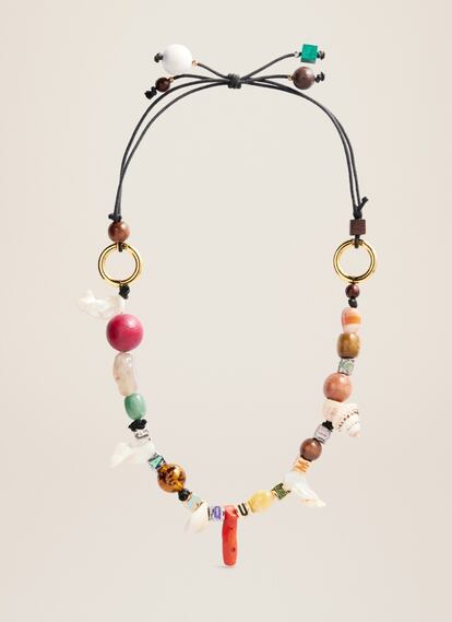 Los clásicos collares playeros inspiran a Jacquemus para crear este precioso collar –que ya tiene lista de espera– lleno de cuentas de colores y conchas marinas. 430 €