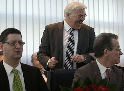 El ministro de Exteriores alemn, Frank-Walter Steinmeier (centro); el lder del SPD, Franz Mntefering (derecha), y el cabeza de lista del partido en el Estado de Hesse, Thorsten Sch?fer-Gmbel, ayer en Berln.