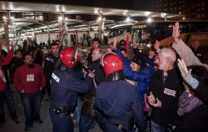 La Ertzaintza ha tenido que intervenir esta mañana para facilitar la salida de autobuses en la estación de Termibus en Bilbao.