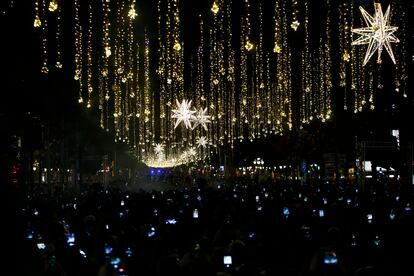 Aspecto del Paseo de Gracia de Barcelona durante el encendido de las luces de Navidad 2024, este jueves en Barcelona.