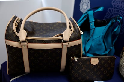 Bolsos falsificados intervenidos por la Policía Nacional. 