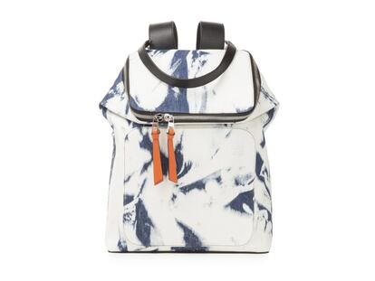 <p>La <a href="http://www.loewe.com/eur/es/coleccion-de-regalo/william-morris-meets-punk/bolsos/mochila-goya-bleached-denim/312.50.S53-5537.html?cgid=gifts_collection&amp;country=ES?utm_source=ELPAIS_ICON&amp;utm_medium=REFERRAL&amp;utm_campaign=EDITORIALPRODUCTO_MOCHILAGOYABLEACHED_ESP_ELPAIS_ICON_20DEC%20" target="_blank">mochila Goya</a> se refiere tanto al genio español como a la calle donde se encuentra Casa Loewe, la 'flagship store' madrileña de la marca. Por eso su forma y su acabado remite a esta duplicidad: por un lado es un diseño ya reconocible de Loewe, con su tapa plana cerrada con cremallera, y por otro está elaborada en tejido vaquero desteñido que evoca la rebeldía creativa del punk.</p>