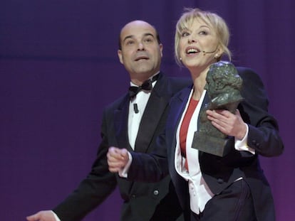 La actriz Rosa Maria Sardà abandona el escenario junto al actor Antonio Resines tras entregarle el Goya a la Mejor Interpretación Femenina de Reparto por su interpretación en 'Sin vergüenza', en el 2002.