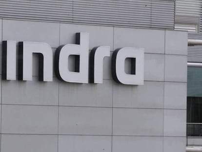 Logo de Indra en la sede de la compañía en Madrid.