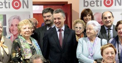 El 'lehendakari' Iñigo Urkullu, acompañado de los consejeros de Empleo y Políticas Sociales, y de Salud, Juan María Aburto y Jon Darpón, respectivamente, durante su visita el Centro de Teleasistencia del Gobierno vasco.