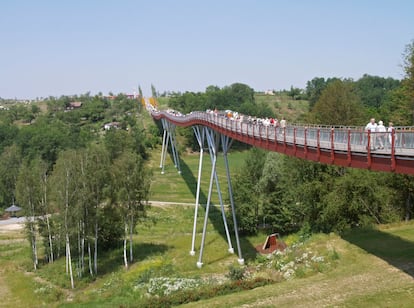 Este puente de la región de Turingia tiene una curiosa forma ondulada, y no fue un error de los ingenieros. De eso se trataba: el núcleo de uno de los puentes de madera más largos de Alemania (240 metros) es una única banda tirante de bloques de madera encolada que reposa en tres soportes metálicos. Se le conoce popularmente como el puente de Cola de Dragón, o puente del Dragón, y fue construido en 2006 como parte del proyecto de la feria de jardinería y paisajismo <a href="https://www.bundesgartenschau.de/" target="">Bundesgartenschau</a> (BUGA).