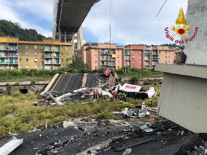 Servicios de emergencia buscan supervivientes entre los escombros tras el derrumbe de un puente en Génova.